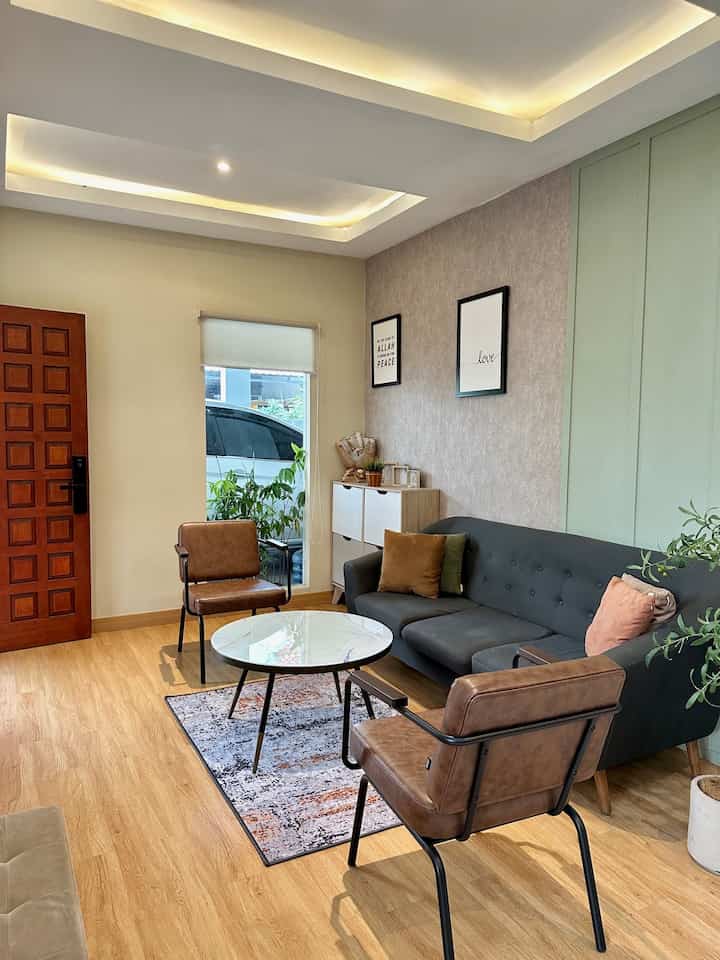 Hallo tetangga, welcome to our living room. Di living room ini sama seperti di area lain nya. Ambience yang kami inginkan dari Livingroom ini adalah warmy. Sehingga kami menggunakan furniture yg berdesign minimalis, dan warna-warna minimalis, seperti dominan cream, coklat, grey. 

Menurut kami, dengan furnished berdesign dan warna minimalis, membuat ruangan menjadi terlihat lebih luas, elegan dan warmy ( optional lantai bisa menggunakan SPC ). Tidak lupa juga, penempatan dekorasi bunga, frame yg di letakkan di atas cabinet , juga hiasan dinding berdesign / warna minimalis yg bisa membuat ruangan lebih hidup. 

Untuk pembelian furniture saya sertakan ya :). Sampai bertemu di cerita area lain nya ♥️

#livingroomstyle #dekoraslivingroom #livingroommakeover


