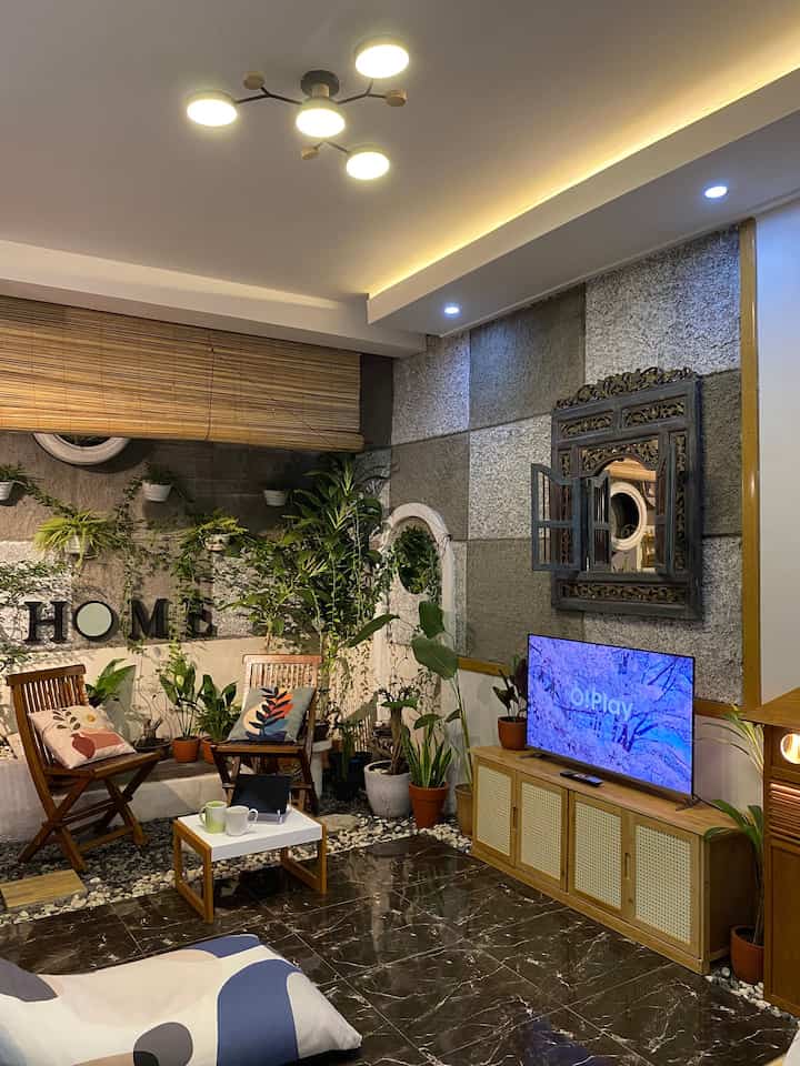 "Warm and Cozy" konsep yang kami kembangkan dalam menata living room rumah. Interior bernuansa natural dan kayu mendominasi penataan ruang untuk menciptakan ambiance yang kami idamkan, tentunya juga serasi dengan taman kecil di samping. 
#livingroomstyling #dekorasilivingroom #livingroommakeover #midcenturymodern #homedecorinspo #rumahmidcentury #tinyhouse #rumahcluster #naturalisme