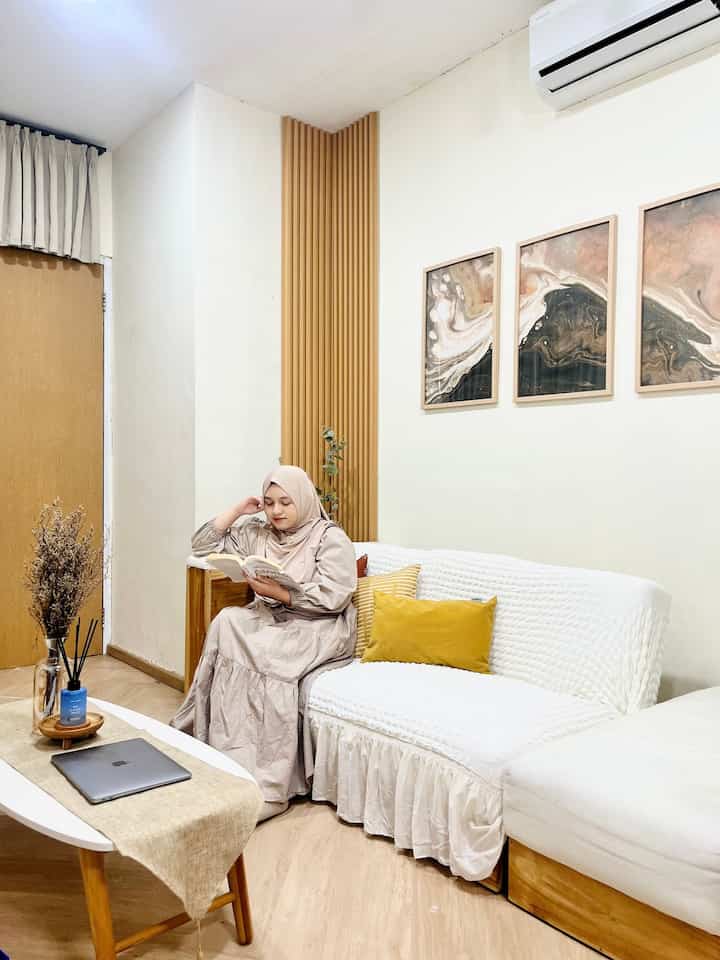 CARA AKU STYLING LIVING ROOM AKU 💛

Aku selalu pake elemen-elemen penambah dekorasi seperti throw blanket putih, sarung bantal dengan motif dan warna yang contrast seperti kuning dan terakota. Aku juga menambahkan elemen2 lain seperti vas bunga, reed diffuser dan yang utama adalah lighting! karena lighting memberikan kesan warm dan cozy pada suatu ruangan 🥰

#livingroomstyling #dekorasilivingroom #livingroommakeover #livingroom #styling