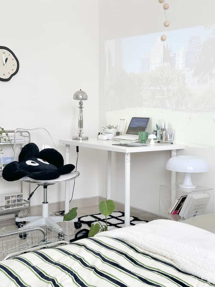 Tema styling dari ruanganku adalah minimalis sehingga tiap sudutnya aku dekor dengan perintilan simple namun tetap berkarakter.

Mulai dari pemilihan bedding warna polos hingga selimut motif stripe kemudian area workspace yang tidak terlalu banyak barang namun tetap estetik.

Itu membuatku lebih peaceful karena sedikit barang & tetap dekoratif.

#Minimalist
#HomeDecorInspo
#RumahMinimalis
#BedroomStyling
#RuanganMinimalis