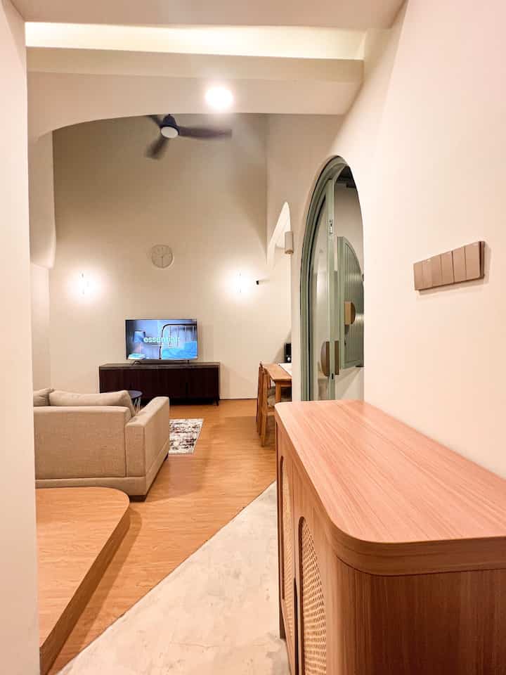 Hai keluarga @zenhouse.id🤗

Demi menghadirkan kesan homey dan tetap membawa warm feelings di rumah, kami pun memilih tone warna cream, coklat, sekaligus ornamen kayu. Untuk sofa, kami emang sengaja cari yang senada sama gordyn. Karpet juga sama. Cari yang motif soft, dan soal warna tetap masuk dalam spektrum warna @zenhouse.id✨
Buat meja TV, kami custom juga dan gak nyangka hasilnya lucukkk gini🥰

Bermodalkan bismillah dan survei langsung untuk milih HPLnya, akhirnya lahirlah perpaduan warna coklat tua dan abu kehitaman. Bikin meja TV kami kelihatan on point dari lorong masuk 🖤

Kira-kira, besok mau dispill apalagi nih?
Yuk tag temen kamu yang lagi cari inspirasi buat livingroom🥰

#livingroomstyling
#dekorasilivingroom
#livingroommakeover
#minimalist
#homeinspo
#inspirasirumahminimalist
#rumahkekinian