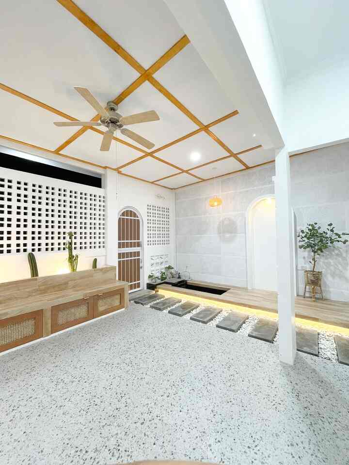 Rumah japandi

Walau gak 100% sama konsepnya, tapi sedikit banyak rumah.rimara ini mengambil konsep japandi karena nuansa yg hangat, lighting warm white, perpaduan warna netral seperti putih, coklat, abu-abu, juga furnitur kayu yg digunakan.

Semoga menginspirasi 😊

#japandi #homedecorinspo #rumahjapandi #rumahdeveloper #japandihouse