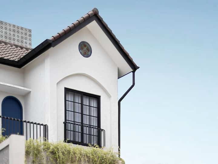 Fasad rumah Casa de Likan tetap konsisten dengan tema Morrocan Mediteranian dengan sentuhan tropical. 
Menggunakan cat metode tertentu untuk menghasilkan tampilan tembok yang bertekstur seperi di foto lalu dua pot gerabah di kanan dan kiri gerbang merupakan ciri khas rumah rumah di Maroko seperi yang banyak kami temukan disana ketika kami berlibur, oh yaaa kami tidak memiliki pagar , carport kami terexpose sedemikian rupa, agar konsep rumah kami bisa terexpose dari luar, namun tetap aman karena ada pagar diantara carport dan pintu utama, dan satu yang menarik dirumah kami, ada kaca patri custom bergambar bunga Parta Komala yang merupakan bunga khas kota Bandung, walau rumah bergaya Maroko kami tidak pernah lupa asal muasal kami berada di kota Bandung tersayang, tidak lupa tanaman Lee Kwan Yu mengililingi seluruh bagian Fasad depan agar kesan tropical tetap mencolok.


#inspirasiFasad
#FacadeStyle
#MaterialFasad
#FasadCantik
#FasadRumah
#FasadMedditeranian
#FasadTropical
#Pagarrumahminimalis
#CasadeLikan