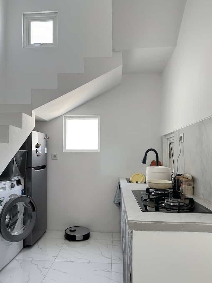 My Dream Kitchen Minimalist 🤍
-
Material yang kita pilih sangat sederhana seperti backsplash dan top table jadi satu pakai Granite ukuran 60x60 dan motifnya sama, untuk sink dan kran kita pilih warna hitam agar sesuai dengan warna kompornya , karena kita ingin terlihat Minimalist memilih warnanya tidak jauh dari hitam putih dan abu

#MyDreamKitchen #IdeDekorDapur #KitchenMaterials #Minimalis #dapurminimalis #dapursegaris #smallkitchen #angkahouse 