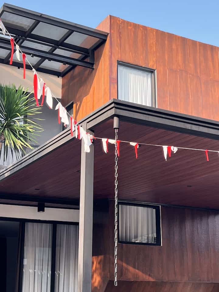 Facade Style ✨

Industrial Facade #BruwnHouse menggunakan material conwood plank yang disusun menyerupai balok 3D, menambah kesan rumah menjadi tinggi dan lebar. Kami memilih fasad ini karena menurut kami unik tapi tetap simple dan aesthetic ✨

Karena masih bulan Agustus, terlihat ada atribut khas untuk memeriahkan kemerdekaan Indonesia tercinta 🇮🇩


#FacadeStyle
#MaterialFasad
#InspirasiFasad
#IndustrialHouse
#HomeDecor
#HomeInspo
#RumahCluster
#RumahMinimalis