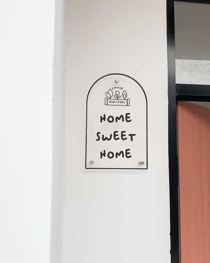 Nomer rumah ini sengaja kami custom terinspirasi dari mbak Tika @angkahouse yang mana lebih memilih untuk mensiasati nomer rumah karena alasan privasi. Kamipun sedemikian lebih memilih custom Dengan acrylic plate transparan agar noker rumah juga masih mudah ditemukan #littleourstory #homedecor #homeinterior 