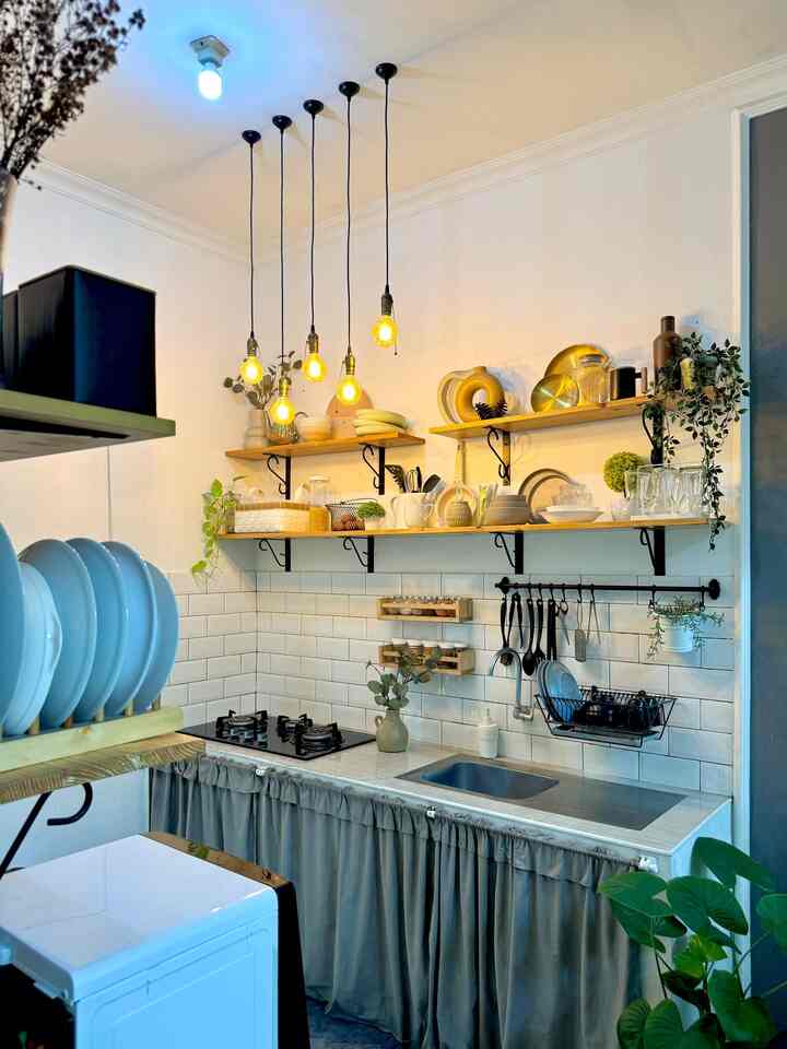 ✨ My Dream Kitchen Materials ✨

Dapur yang aku impikan adalah dapur yang bernuansa putih-abu-hitam-kayu.
Aku memilih tembok dan backspalsh warna putih supaya dapur terkesan luas walaupun hanya berukuran 220x200cm saja.
Untuk kesan agak mewah, aku menggunakan backspalsh subway bevel warna putih ukuran 10x20cm dengan nat warna hitam supaya lebih tegas.
Untuk mewujudkan dapur tema farmhouse, aku menggunakan ambalan kayu sebagai tempat untuk meletakkan barang-barang dan pajangan, juga menggunakan besi penyangga warna hitam untuk mempertegas suasana.
Peralatan dapur yang aku gunakan juga sebagian besar berwarna hitam.
Nah, aku sengaja memberi sentuhan sedikit gold pada knob lemari besi dan bohlam lampu gantung warm white supaya suasana tetap girly 🌸

#MyDreamKitchen #IdeDekorDapur #KitchenMaterials #kitchen #dapur #kithendecoridea #kitchendecoration #home #homedecoration #homedecoridea