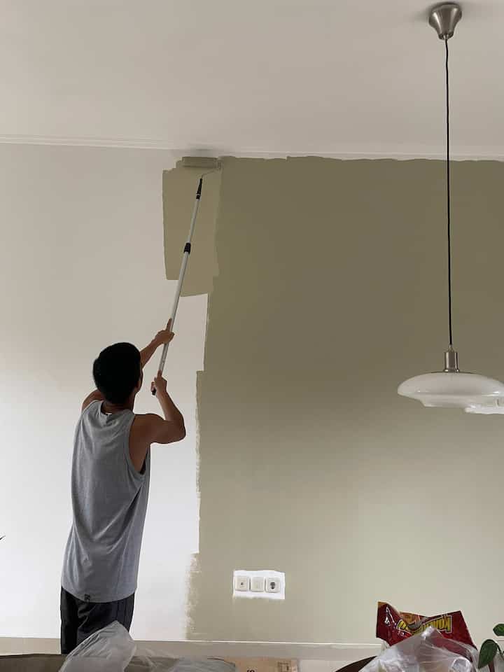 Hii tetangga online!

selamat datang di rumah Totoro, tempat ternyaman bagi Ira dan Odi.

Secara fisik, rumah Totoro masih mempertahankan desain minimalis aslinya dari developer. Kami berencana merenovasinya secara bertahap tanpa target waktu tertentu, karena memang renovasi rumah itu tidak ada ujungnya, bukan?

Saat ini, kami berdua fokus pada penataan ulang ruangan-ruangan yang paling sering digunakan, seperti ruang tamu, dapur, ruang kerja, ruang TV, dan satu kamar tidur. Mengingat banyaknya barang warisan dari mertua yang berdesain klasik, kami mencoba mempercantik ruangan dengan sentuhan gaya Jepang vintage 🎀

Kami sangat senang dengan banyaknya barang warisan ini. Selain lebih hemat, setiap barang juga memiliki cerita dan sejarah tersendiri yang sangat berharga 🖼️✨

#vintage #minimalis #homedecorinspo #rumahvintage #ohouseseason8
