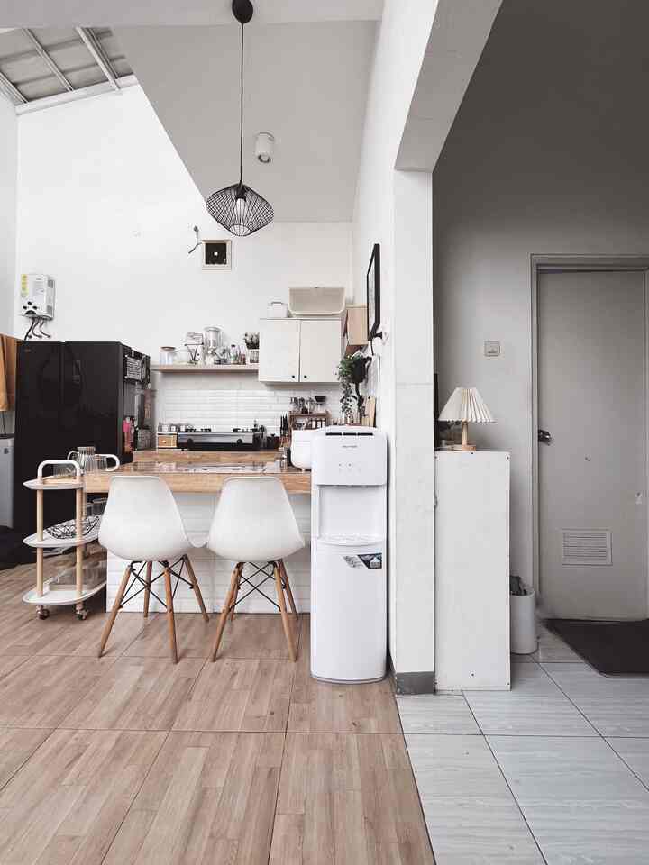 ✨[Almost] Dream Kitchen : Materials

Area dapur ini adalah hasil renovasi kami sendiri. Berbeda dengan area depan yang menggunakan material bawaan developer, pada area belakang ini kami lebih bisa mengeksplor pemilihan material sesuai selera kami. 

Area dapur ini mengambil tema white and wood tapi karena keterbatasan budget, akhirnya kami memilih membangun dapur  dengan sistem cor.

Tapi kami tetap memilih material yang membuat dapur cor kami terlihat lebih estetik.
✨ Bentuknya mengambil bentuk letter U dengan area masak, sink dan area makan. Untuk area sink sengaja memilih sink yang dalam agar dapat menampung piring lebih banyak. Kami memilih material stainless steel agar lebih mudah dalam perawatannya. Untuk sink sudah sepaket juga dengan tempat sabun tanamnya. Tapi untuk keran kami beli terpisah karena ingin keran sink berwarna hitam doff yang sesuai tema rumah. 

✨Untuk lantai dan top table dapur menggunakan keramik motif kayu. Sedangkan backsplash menggunakan subway tile berwarna putih.  

✨Kitchen Set (ini satu2nya yang belum 100% sesuai keinginan kami). Untuk kitchen set bagian atas, kami menggunakan perpaduan  kabinet kitchen set dan ambalan yang sudah jadi (tidak custom). Sementara untuk kitchen set bagian bawah, rencananya akan custom kabinet. Tapi sambil menunggu budget terkumpul, sementara kami rapihkan dengan storage yang fungsional. 

#MyDreamKitchen #IdeDekorDapur #KitchenMaterials #DekorasiDapur #KitchenDecor #JapandiKitchen #WhiteandWoodKitchen #WhiteandWood