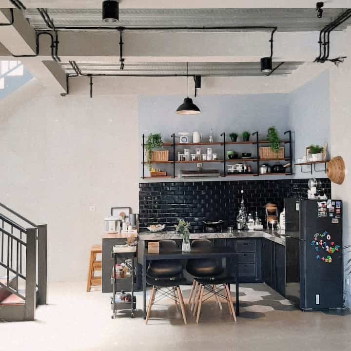 Pernah ngerasain punya kitchen set dari kayu dengan meja dapurnya bukan dari coran yg ada dibagian sink setelah beberapa taun mulai rapuh, dan harus diganti, sedang di bagian lain ga sampai hancur cuma dibagian laci ada yg bolong di grogotin tikus dan beberapa perlengkapan dapur yg masih dalam dus pada lapuk kena rayap 
Jadi begitu ada kesempatan renov, langsung kepikiran untuk buat meja dapur dari coran beton plus ga mau lgi pakai material kayu & jadilah pakai material besi2an seperti skrg. sesuai juga dengan konsep rumah yg industrial 



#mydreamkitchen #idedekordapur #kitchenmaterial #renaiput #industrilkonsep #kitchenset