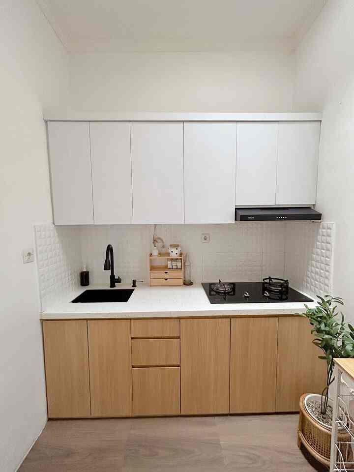 Dream Kitchen ✨rumahmungilkelana✨

rumah yg dibangun dari 0 sehingga tidak ada proses make over  kami langsung menggunakan jasa vendor interior untuk mewujudkan dream kitchen ini saat pembangunan rumah . 

Tentunya tanpilan look Japandi&minimalis yang kami ambil dari pemilihan warna HPL dari Taco yang sudah dijamin kualitasnya , lalu pemilihan backsplash&top table dengan warna/motif seminimalis mungkin. Dan wastafel sink yang berukuran mungil sesuai dengan space dirumah ini.

Yang spesial adalah material top table dari Solid Surface ini mempunyai look yang minimalist karna tipis dan motifnya yang tidak pasaran. 

Semoga menginspirasi🤎🤎

#MyDreamKitchen
#IdeDekorDapur
#KitchenMaterials