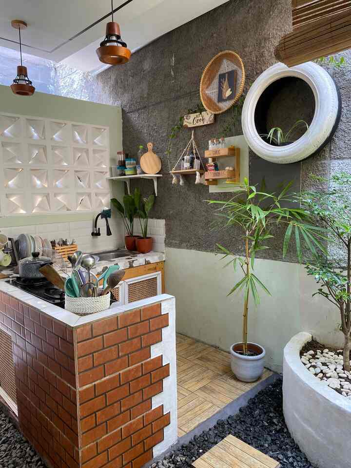 A warm kitchen is a warm home. 
Dream kitchen yang saya impikan adalah dapur yang "compact" namun nyaman digunakan memasak.
Dapur mungil rumah ini terletak di samping taman living room. Penggunaan lantai motif kayu,  dinding bermotif bata dan interior rotan/kayu yang dipadukan dengan counter top keramik abstrak menyatukan konsep natural midcentury modern✨
#MyDreamKitchen #IdeDekorDapur #KitchenMaterials #midcentury #tinyhouse #rumahcluster