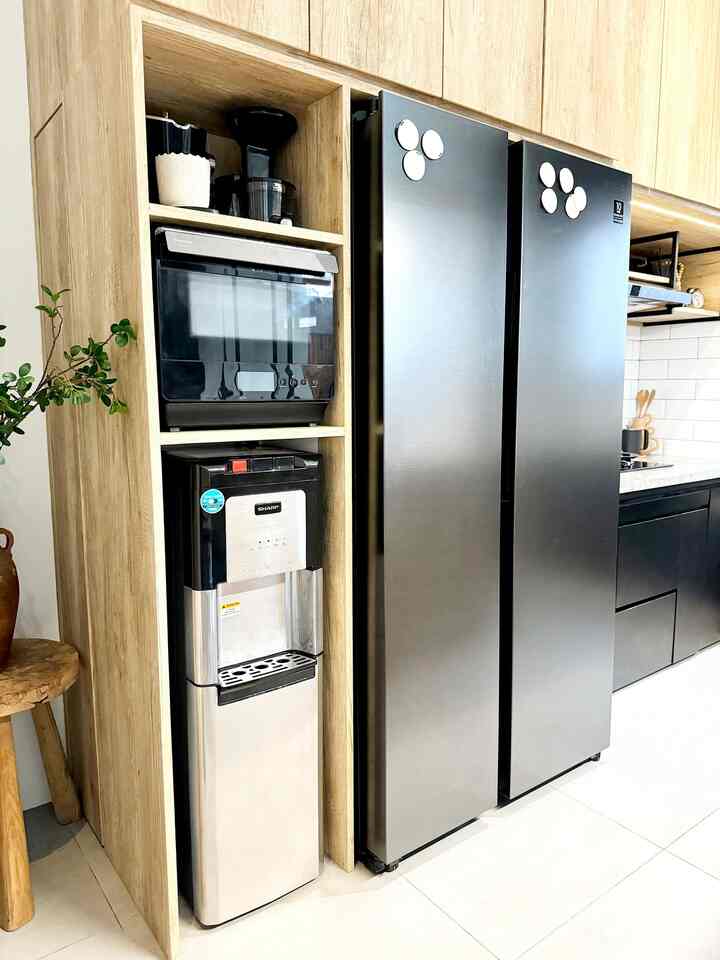 Material Kitchen

Material kitchen disini banyak mengambil design industria modern dari pemilihan lantai motif semen dan kabinet motif kayu yang raw dengan design kitchen set yang minimalis tanpa handle 

Dipadankan dengan warna hitam abu dan kayu membuat lebih warm

#bumitimi #mydreamkitchen #idedekordapur #kitchenmaterials #bandung #kitchenindustrial #idedesaindapur