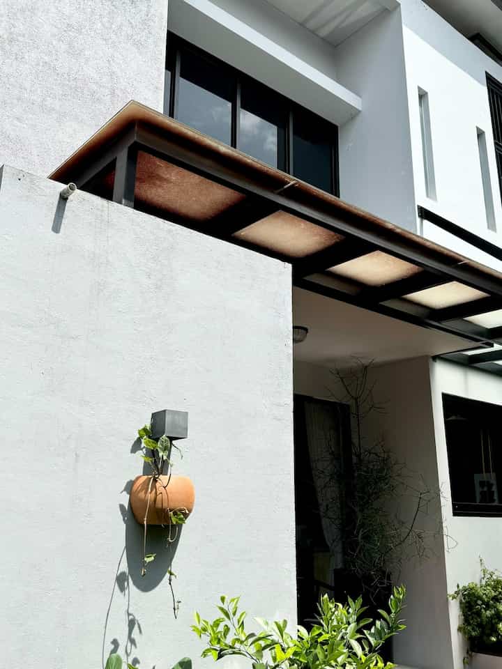 Fasad jika dilihat dari dalam rumah, dari area taman 

Tetap mengusung tema industrial dengan warna abu, hitam dan kayu 
Ditambahkan tanaman dan rumput hijau agar terasa lebih tropis 

#bumitimi #facadestyle #materialfasad #inspirasifasad #fasadindustrial #fasadtropical #bandung