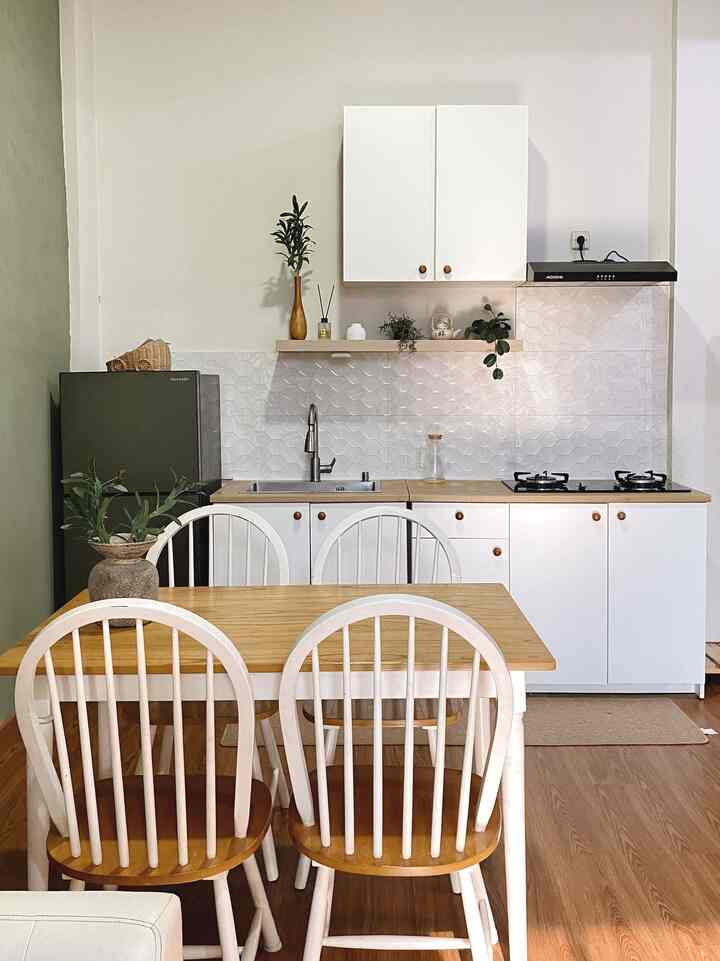 Bertumbuh menjadi dapur IMPIAN ✨

Hallo semuaa, sedikit cerita tentang dapur dirumah kami. Sebetulnyaa untuk jadi dapur impian masih terus berproses namun saat ini kami sangat bersyukur dg apa yg ada di dapur kami.
Untuk pemilihan backsplash dapur kami menggunakan keramik dengan ukuran 30x60cm.
Dan untuk top table karena kami memakai produk kitchen set IKEA yang dimana berbahan particleboard , foil melamin dan tepi plastik. Untuk pilihan knob kami pilih dengan knob kayu agar senada dengan top table nya. 
Dan untuk sink dan kran dapur kami menggunakan bahan stainless. 

Semoga bermanfaat 🤗

#MyDreamKitchen #IdeDekorDapur #KitchenMaterial #inspirasidapur 