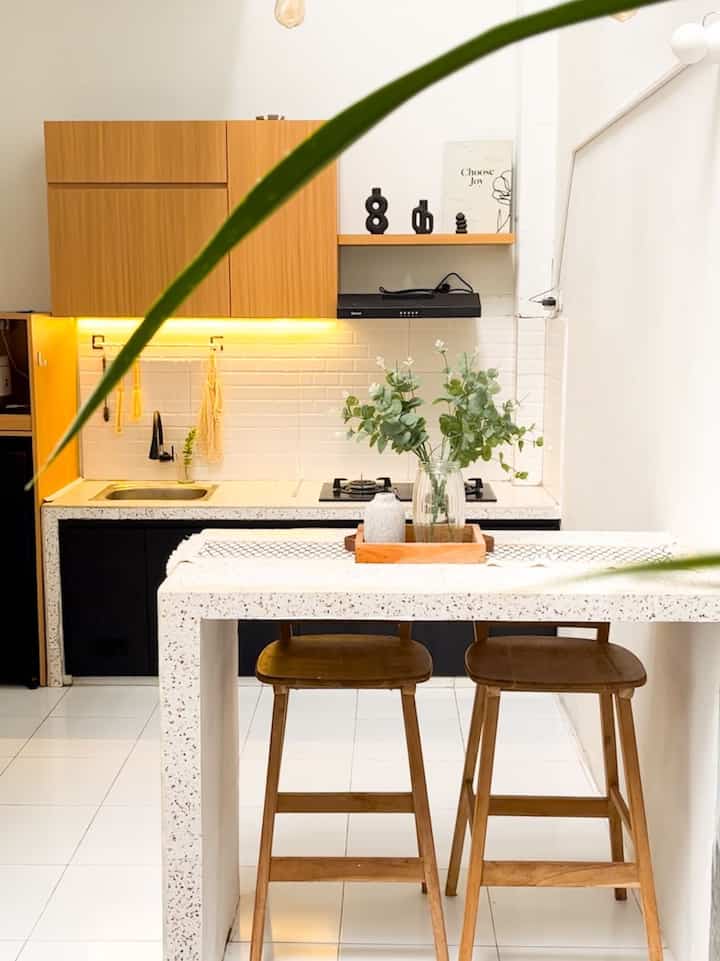 Bagi kami dream kicthen adalah Kitchen yg rapi, estetik, dan ga harus banyak barang . Untuk tema warna di kitchen kami adalah wood, black, dan white . 
Untuk cat sendiri kami memlih warna putih karena warna putih memberikan aksen luas dan cerah . Untuk material kabinet kitchen kami memakiln hpl dengab kombinasi warna wooden dan black .

#MyDreamKitchen
#IdeDekorDapur
#KitchenMaterial