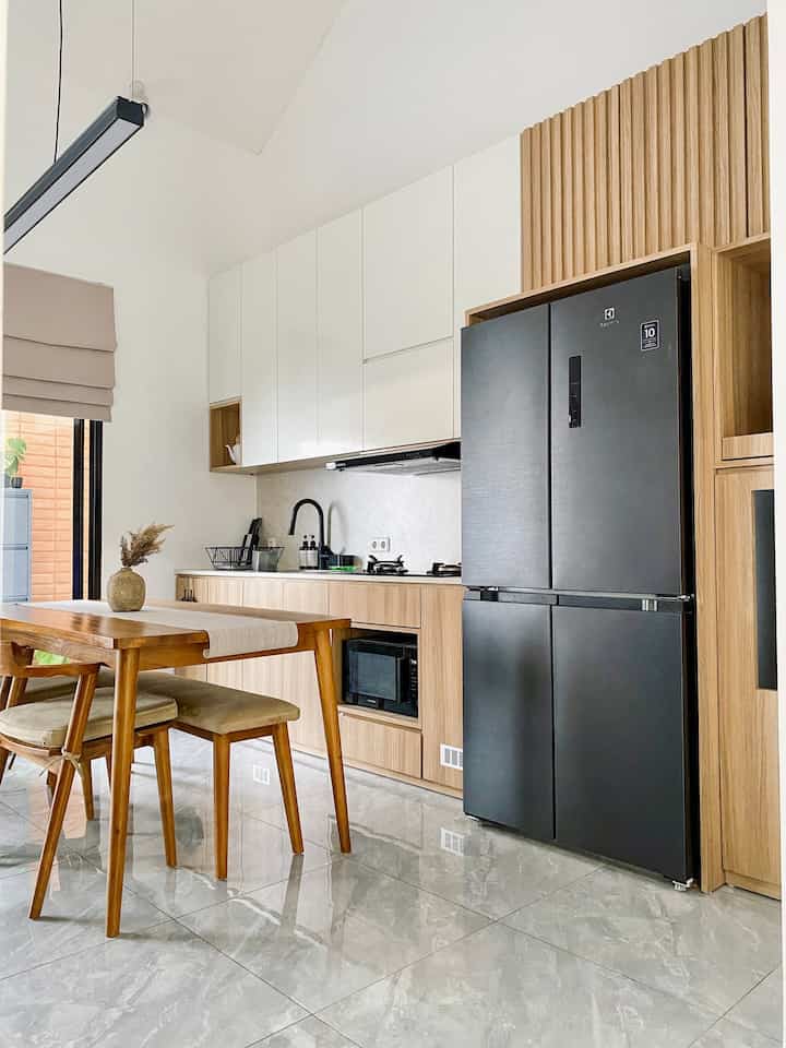 Dapur ini terbilang compact dengan ukuran 4 m & tinggi 2,6 m dimaksimalkan bisa memuat semua kitchen appliances

Material kabinet menggunakan plywood 18 mm
Namun khusus di bagian sink menggunakan material PVC Board yang lebih tahan lembab & jamur

Finishing kabinet bawah kitchenset HPL TACO dengan kode TH 1225 FC - Barcelona Sawcut
Sedangkan kabinet atas kitchenset HPL Cartalaminates dengan kode CT 8001 G - Pearl

Top Table & Backsplash menggunakan Toughtop by aica dengan kode HAK-14038-ZM83

Toughtop merupakan bahan pengganti marmer yang mudah dipasang & anti abrasi
Harganya jg sangat affordable ya dibandingkan dengan marmer atau top surface lainnya

#MyDreamKitchen #IdeDekorDapur #KitchenMaterials #DapurMinimalist #DapurJapandi #DapurOpenSpace
