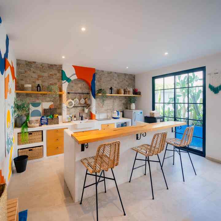 Saat membangun salah satu yang paling di nanti progresnya adalah dapur! Jantung dari seisi rumah menurutku sebagai ibu-ibu hihi sedari kecil selalu bermimpi memiliki dapur yang terbuka, namun karena banyak faktor hal tersebut tidak bisa di wujudkan, jadilah sang arsitek memberikan ide dapur yang hanya di batasi oleh kaca ke halaman belakang, jadilah dapur impian ini. Lalu untuk material-material, banyak material yang kami gunakan seperti kayu, batu alam dan tembok yang di cat dengan teknik tertentu agar terlihat seperti material “raw” agar tetap sejalan dengan konsep awal rumah yang mengusung tema Moroccan Mediterranean Tropical.

#MyDreamKitchen
#IdeDekorDapur
#KitchenMaterial
#CasadeLikan 
#dapurcantik
#dapurtropical
#mediterraneankitchen