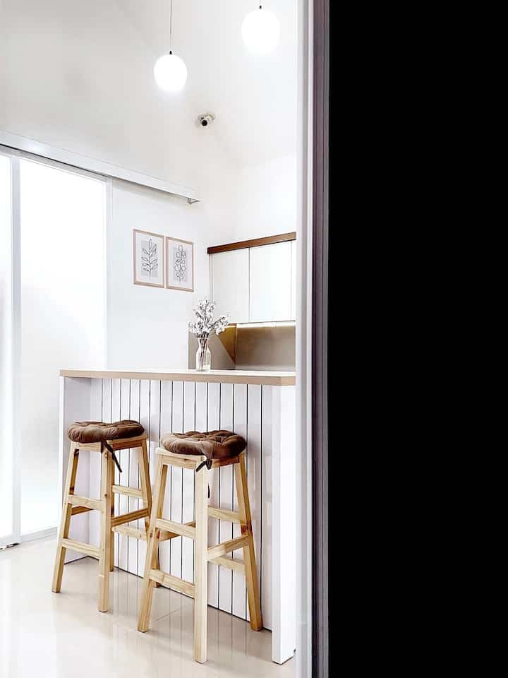 Dream Kitchen : Materials

Impianku dan suami saat menempati rumah ini yaitu memiliki area dapur ala Japandi yang menyatu dengan mini bar. Saat konsultasi dan proses desain kami request dapur dengan ukuran minimalis dengan meja bar yang bisa difungsikan juga untuk dining room.

Karna dapurku ini kecil sebisa mungkin kami meminimalisir barang agar tetap rapi dan compact. Sebenarnya dapur ini masih belum sempurna karena menghemat budget. Kedepannya aku dan suami ada rencana untuk menambah kabinet atas full plafon agar dapurku terlihat lebih luas dan banyak tempat penyimpanan.

Area dapur ini memakai konsep Japandi yang tone warnanya didominasi warna white and wood. Kitchen set dan mini bar kami buat dengan material Blockboard + Multiplek dengan finishing HPL Taco. Untuk lantai, top table kitchen dan backsplash kami memakai granite ukuran 60x60 dengan tipe yang sama yaitu granite cream glossy.

#MyDreamKitchen
#IdeDekorDapur
#KitchenMaterials
#JapandiStyle
#JapandiInterior