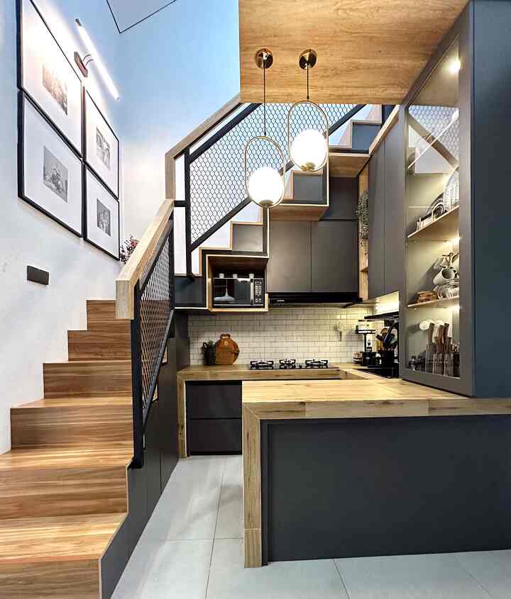 Modern kitchen for four with wood tones and dark gray colors, featuring a U-shaped layout and kitchen island