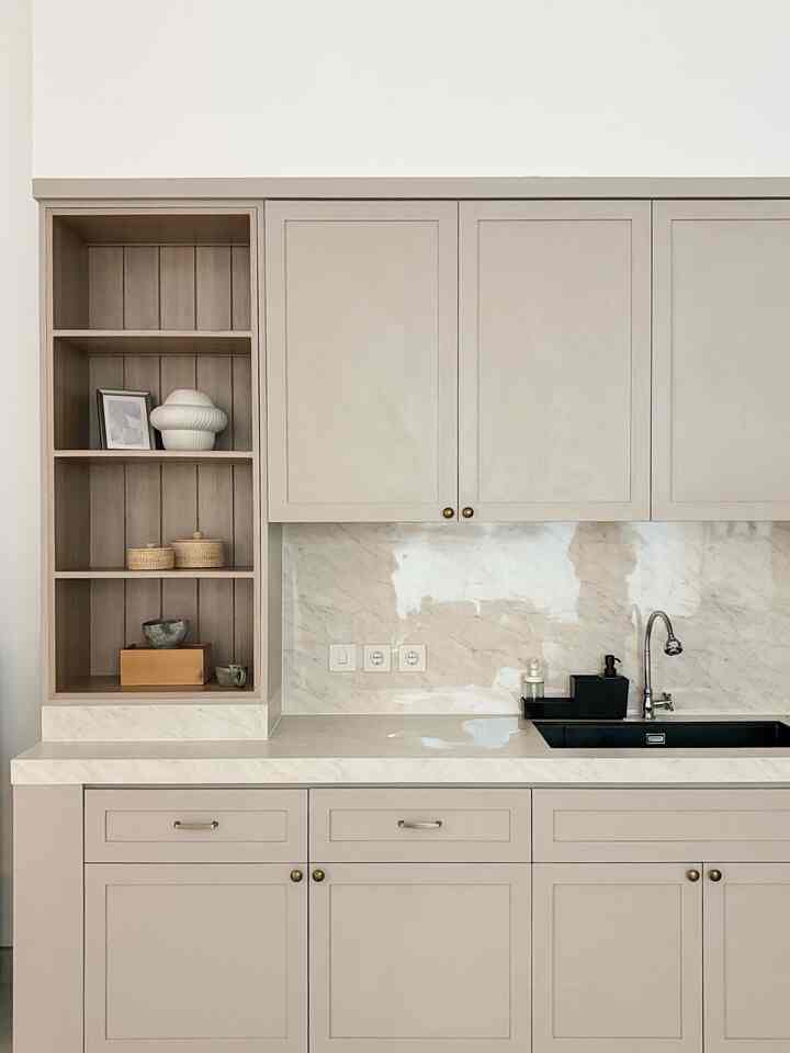 Dua tahun setelah tinggal di rumah ini baru akhirnya bisa punya dapur yang proper dan boleh dibilang impianku. 
Semua barang tertata rapi di tempatnya masing-masing jadi ga numpuk semua di atas meja dapur (sssttt, swipe ke slide paling akhir buat lihat kondisi beforenya 😉)
Untuk finishin dapur aku pakai HPL Taco 2 tipe, solid color metro grey yang dikombinasikan dengan motif kayu, sol cherry. Sementara untuk top table dan backsplashnya aku pakai material tough top dan cerarl dari Aica. Aku pilih kedua material ini karena bahannya mudah dibersihkan, sudah tahan air, panas, dan noda. Looknya juga cukup seamless, jadi lebih clean. Dan yang paling penting, secara bugdet masih masuk di kantongku, karena jujur budget bikin dapur itu cukup besar dan menguras kantong. 
Sampai sekarang masih menunggu ada bugdet lagi untuk bikin kitchen island dan lemari kulkas plus dispenser, doakan ya tetangga 😊😊😊 #mydreamkitchen #idedekordapur #kitchenmaterials
