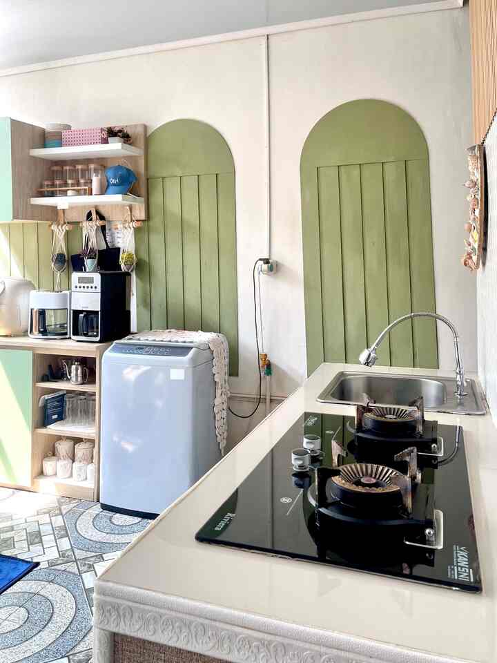 Yuk intip material yang kami pakai pada area hot kitchen di rumah kami! Pada bagian hot kitchen ini kami menggunakan beberapa material seperti granit pada bagian top table agar lebih mudah dibersihkan dan long lasting, mosaic tiles putih untuk backsplash agar tidak mudah terlihat kotor saat terkena minyak, lalu ada wall panel dan cat minyak sage green sebagai pemanis pada bagian atas area masak. Untuk bagian kabinet bawah kami membuat kabinet permanen dari bata agar lebih awet dan dikombinasikan dengan drawer-drawer dari rangka alumunium dan Alumunium Composite Panel (ACP) pada daun-daun pintunya. Terakhir, pada bagian lantai kami memilih ubin lantai dengan tekstur kasar karena area dapur biasanya sering basah. Dengan ubin kasar, lantai tidak licin saat terkena air dan juga tidak mudah terlihat kotor dengan motif abstrak abu-abu 🥰 #MyDreamKitchen #IdeDekorDapur #KitchenMaterials #HotKitchen