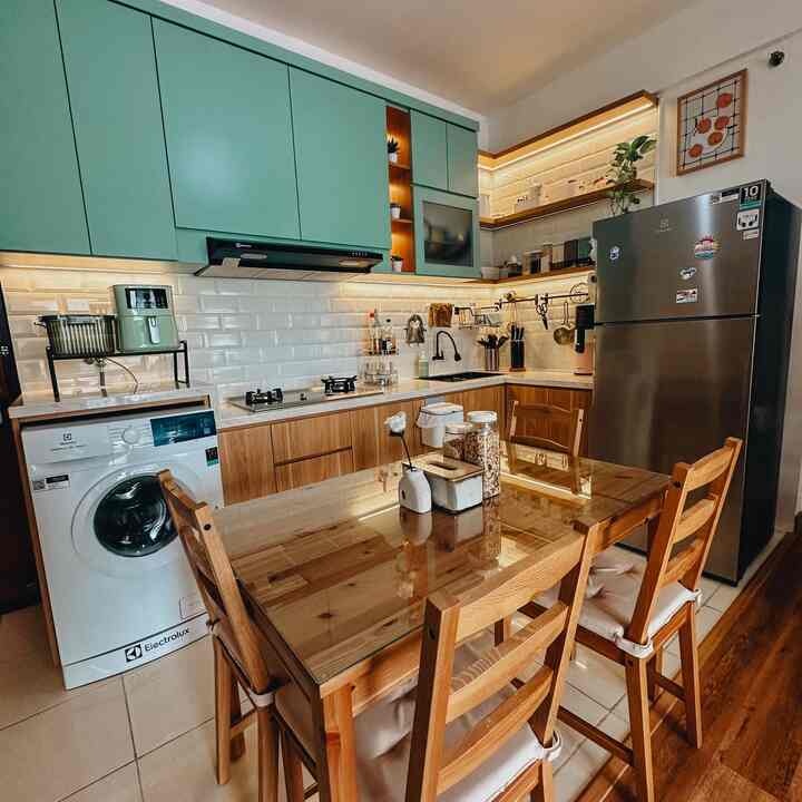 Kali ini mau bahas dapur yuk!✨✨

Dapur mini di apato aku yang aku maksimalkan full storage tapi ada aksen ambalan biar ga keliatan “penuh”. Warnanya ijo sage kecayangan 🤣. 

Cabinetnya pake multiplex dan HPL, begitu juga dengan ambalan. Lalu top table pake Aica Cerarl. Jujur aja aku ga terlalu paham urusan milih material dapur, dan ini tuh yang disarankan sama tim interior aku. Karena pas aku cek samplenya oke, sesuai sama yang aku mau yudh deh cuzzz! 🫶🏻

Untuk lantai dapur sendiri ga aku ubah, pake keramik bawaan dari apato dan dari semua ruang di apartment aku, ya cuma dapur yang masih pake bawaan keramik asli. Sengaja ga diubah, biar ada pembeda antara dapur dan ruangan lain. ✨✨

Pas bagian ambalan awalnya dari tim interior ga kasih backsplash yaa, tapi aku minta full backsplash biar ga terlihat “terpisah”. Jadi keliatan satu kesatuan gitu loh dapurnya. 💜

Disini juga jadi area meja makan yaa alias dining room. Untuk meja dan kursinya sih beli jadi aja di IKEA, dan aku add on pake tempered glass biar ga ada “bekas” makanan or gelas yang nempel di meja kayunya. 🤣 

Gimana menurut tetangga online? Cukup oke gaa before after dapur aku?✨✨✨

#MyDreamKitchen #IdeDekorDapur #KitchenMaterials #bubuapato
