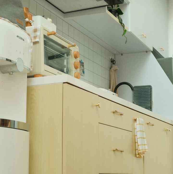 Dapur Segaris di Damaruma
Area dapur berukuran 3x3 sekaligus digunakan juga untuk dining room
Material yang digunakan untuk top table adaah solid surface warna putih di padukan dengan backsplash keramik kotak kotak dan kabinet kombinasi bagian bawah menggunakan kabinet material PVC dan bagian atas plywood.
Kombinasi warna kabinet putih dan motif kayu menciptakan kombinasi dapur ala korean dan ambience yang warm adalah dream kitchen saya.
Untuk meminimalisir budget bahan kitchen set saya kombinasikan dengan plywood, material PVC hanya untuk bagian kabinet bawah saja terutama bagian bawah sink karena sering terkena air

#MyDreamKitchen #IdeDekorDapur #KitchenMaterials #KitchenDamaruma #KoreanKitchen
