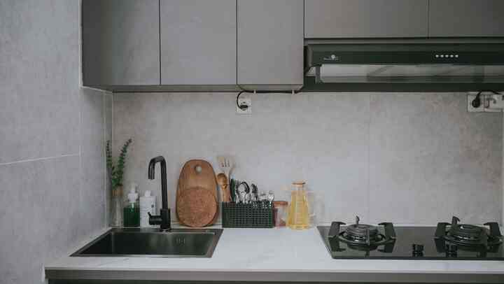 Mewujudkan Dapur Impian ✨ 
 
merupakan salah satu cita-cita saya ketika resmi memiliki rumah sendiri. karna sadar akan space yang terbatas mengharuskan saya masuk dalam team dapur segaris 😁 

Dapur segaris ini panjangnya hanya 1.8 meter menggunakan countertop granite dengan tone white dipadukan dengan backsplash Niro Granite ash grey uk 60x60. Cukup menjadi pusat perhatian di rumah kami, pasalnya dapur ini menyatu bersama ruang keluarga serta dining room. 

walau ukurannya tidak besar, ini lebih dari cukup untuk saya berkreasi setiap harinya. Dapur ini akan jadi saksi bahwa saya akan terus semangat untuk bisa bangun dapur selebar lapangan futsal 😁 

Ini dapurku, bagaimana dengan dapurmu ? 🥰 



#mydreamkitchen #idedekordapur #kitchenmaterial #kitchenset #kitcheninspiration 