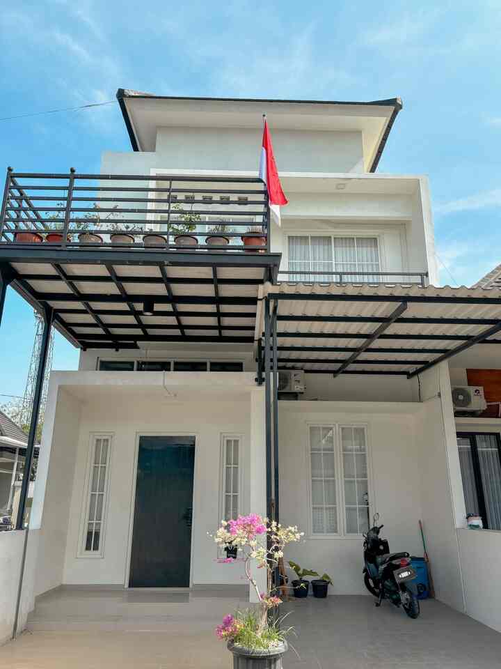 Cerita Fasad Damaruma 🌻

Fasad Damaruma mengambil tema minimalist modern dengan hanya menggunakan satu warna cat dinding yaitu warna putih.
Damaruma memiliki banyak jendela besar, terutama untuk dibagian void dan master bedroom di lantai 2, menambah sinar matahari alami sehingga di pagi dan siang hari tetap terang di dalam rumah.

#FacadeStyle #MaterialFasad #InspirasiFasad #FasadMinimalistModern #IdeBalkonKanopi