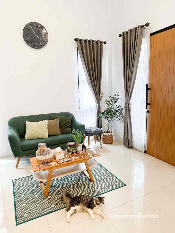 Persiapan sederhana di ruang tamu sebelum Lebaran.

Si kucing Summer udah mejeng aja, siap nih menerima tamu 😸

Ruang tamu didekor dengan menggunakan karpet bernuansa hijau yang cocok dengan warna sofa dari Dekoruma. Juga menempatkan tanaman artifisial di meja dan pohon olive artifisial di pojok kanan agar tampak lebih menyegarkan🍃

#nyamandiomah #lebaran #DekorasiLebaran #DekorasiIdulFitri #DekorRamadan #livingroomdecor #livingroominspo