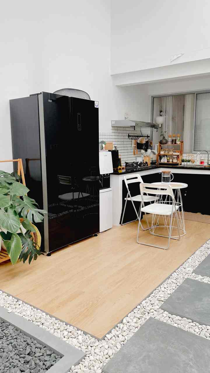 Kitchen awhouse.

kitchen ini tidak memiliki ukuran yang besar namun cukup untuk kita, kitchen ini berada di area belakang rumah.

untuk kitchen awhouse kita belum menggunakan cabinet di kitchennya, jadi masih kita tutup dengan kain untuk bagian bawahnya.
ada beberapa material yang kita pakai di kitchen ini :

- material nya ada top table kami pake bahan granite lembaran, jadi kita pake 2lembar granite.
- material backsplash pakai mosaic tile square, jadi ini materialnya bukan keramik ya. dan dia pemasangan nya perkotak kotak gitu.
- material sink, jadi sinknya kita pilih yang berbahan stainless steel yang memiliki kedalaman yang dalam dan ada 2 tabung.
- material kran sink, masih sama dengan sink kita pilih material stainless steel karna bahan ini tidak memakai coating jadi aman ya.
- material lantai kitchen, untuk pemilihan lantai kita memilih warna coklat natural pakai granit, kita lebih memilih granit karna materialnya lebih baik dari keramik.

semoga menginspirasi🤍

#MyDreamKitchen #IdeDekorDapur #KitchenMaterials #kitcheninspo #kitchenawhouse #kitcheninspiration #materialsdapur #kitchen #kitchenideas #materialkitchenideas
