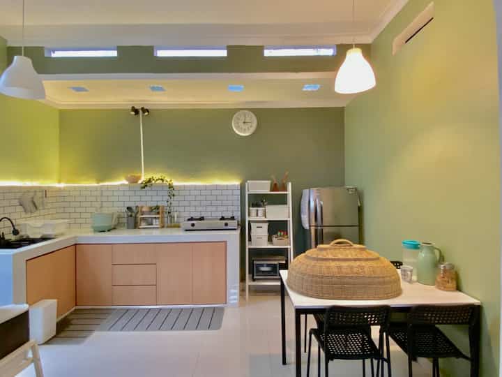 
Dream Kitchen
Rumah subsidi yang direnovasi pertama kali adalah dapur, karena kita merasa dapur jantungnya sebuah rumah. 
Dapur dengan konsep open space menyatu dg dinning room, memberi kesan lega untuk solusi rumah mungil. Lengkungan (Arch) menjadi ciri khas dari dapur rumah teduh.
Pemilihan warna Hpl dari TACO untuk kitchen set kita sesuaikan dengan tema rumah japandi minimalis, ditambah dengan backplash kotak kotak putih dan top table granit warna putih menambah kesan minimalis dengan warna senada, memberi rak ambalan untuk menambah variasi kayu dari dapur ini. 
Wastafel sink berwarna hitam agar memberikan kesan yang sedikit kuat diantara warna putih dan cokelat.

Semoga menginspirasi🤎
#mydreamkitchen
#idedekordapur
#kitchenmaterials