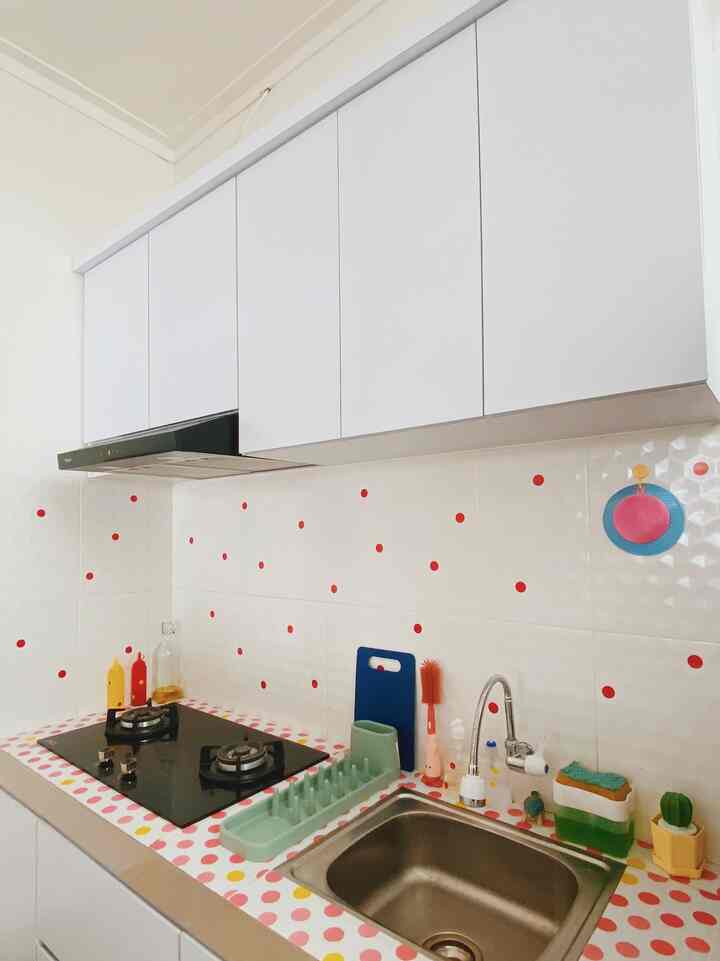 
Hola!Mari melihat dapur minimalis kami 🌼

Dapur kami tidak terlalu besar, berukuran 2,5m x 2m,dapur kami hanya dibatasi sekat rak buku dengan ruang keluarga.Selalu ada motif polkadot dan aksen warna yang kami sematkan disini, pemilihan material untuk kitchen set atas bawah menggunakan plywood karena menurut kami ini material yang paling cocok dengan rumah ini, untuk dinding kami nenggunakan motif emboss honeycomb, dengan dasar dari meja dapur ini menggunakan granite hanya kami lapisi sticker motif polkadot untuk memberi kesan fresh dan fun ☘️🔴👀

#mydreamkitchen
#ideDekorDapur
#Kitchenmaterial
#dapurminimalis
