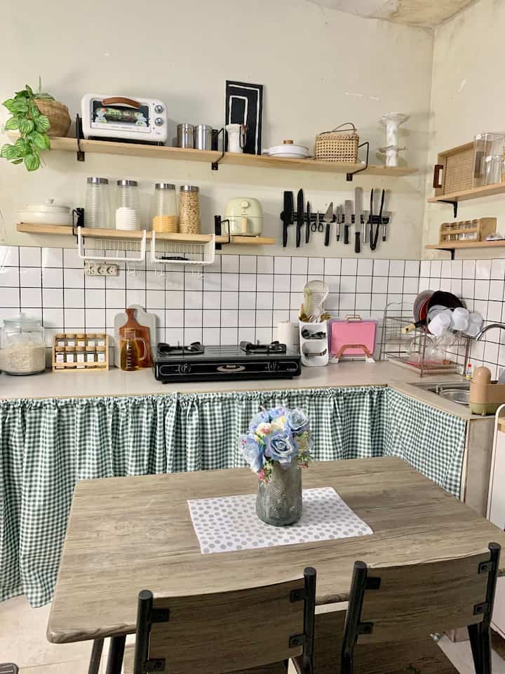 Hai tetangga Ohouse! Kenalin dapur dengan tema minimalist yang jadi ‘Dream Kitchen’ di @_rumahantik 🥰

Dapur ini masih berproses, ukurannya 2.5meter dengan tinggi 90cm dan lebar dapurnya di 60cm, untuk saat ini konsepnya minimalist dan simple karena belum memakai kitchen set dan di dekor dengan seminimalis mungkin, untuk membuat tampilannya makin cantik aku pakai 2 ambalan dan menutup kolong dengan gorden agar perabotnya ga kelihatan hehe ✨

Sebelumnya penampilan dapur ini biasa saja, terkesan sempit dan monoton, aku pakai gorden kolong dapur yang bermotif agar tampilannya jadi makin fresh, menyusun printilan diatas ambalan juga jadi salah satu dekor yg bisa membuat suasana makin cantik. Karena dapur ini masih seadanya budget yang aku keluarkan juga sangat sedikit karena untuk maintenancenya sendiri ga bergitu sulit, ada banyak bukaan juga sehingga perabot dalam keadaan tidak lembab juga jauh dari rayap

Karena memang dapur itu identik dengan banyak printilan, saran aku harus rajin dibersihin ya agar diarea perabot ga gampang ada serangga, ada ambalan jg jadi harus sering2 ngelap biar ga gampang berdebu, kebetulan aku cuma pakai exhause jadi untuk sirkulasi udara saat masak keluarnya melalui exhause, sementara gini aja dulu dapur segaris ini, kalau ada saran dan masukan sharing ke aku ya, thanks berofe udah berkunjung tetangga Ohouse 🥰🫶🏻

#kitchen #mydreamkitchen #idedekordapur #kitchenmaterial #dapur #dapurminimalis #dapurkecil #homestagram #Rumah #dekorasidapur 