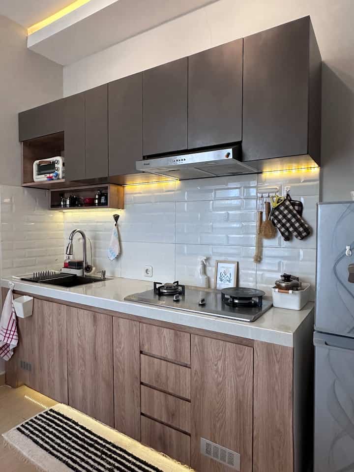 ᴰᵃᵖᵘʳ ᵐⁱⁿⁱ ᵈᵉⁿᵍᵃⁿ ˢᵉᵈⁱᵏⁱᵗ ᵖʳⁱⁿᵗⁱˡᵃⁿ ✨
Kitchen set segaris ini terdiri dari kabinet atas dan bawah yang kami custom dari bahan multiplek lapis Hpl, tentunya masih dengan perpaduan warna favorit grey dan coklat kayu.
Hanya ada sedikit printilan di dapur ini, dapur terlihat lebih clean dan rapi👩‍🍳

Area backsplash menggunakan keramik motif bata berwarna putih ukuran 30x60cm. 
Kompor & cooker hood tampak senada dengan kitchen sink, dengan material stainless steel yang lebih minim untuk perawatannya.

#MyDreamKitchen
#IdeDekorDapur
#KitchenMinimalis