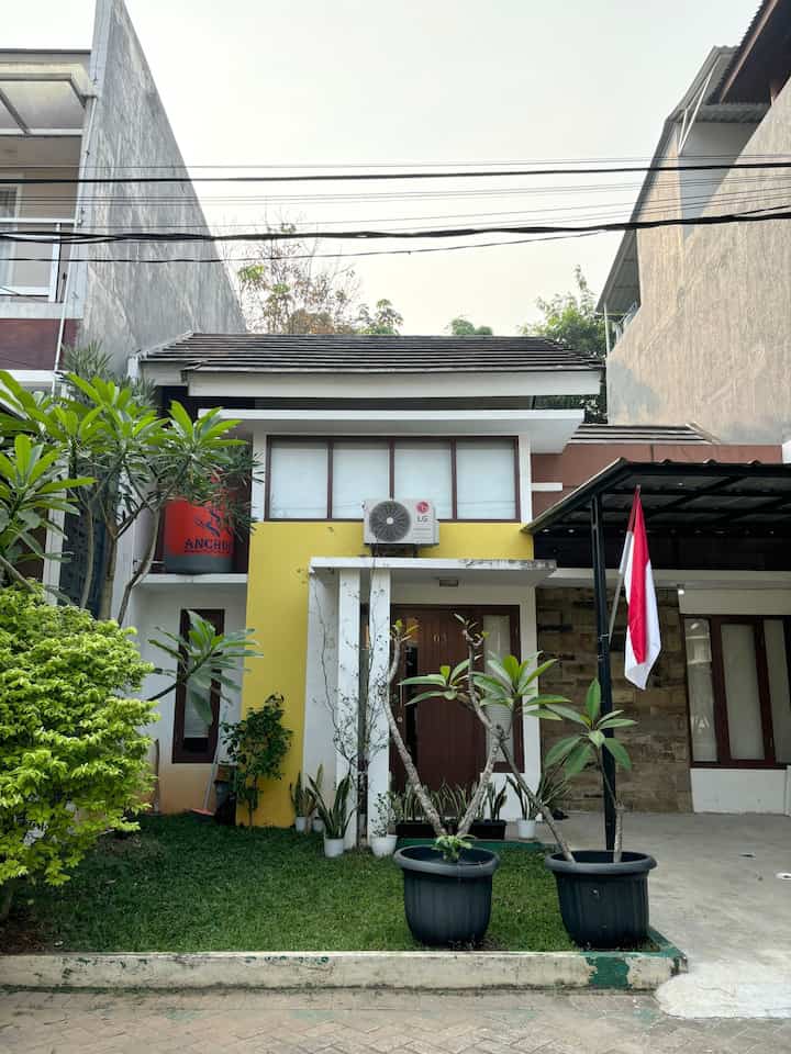 Desain rumah ini masih asli dari developer. Bahkan warna cat luar masih sama dengan waktu awal dibangun. Hanya dilapis kembali saja.
Yang aku suka dari rumah ini adalah taman kecil di depan. Meski juga PR banget untuk cabut rumput liarnya. Tapi nyaman, bikin adem, dan tentunya bisa buat tempat main2 kucing di rumah.

#FacadeStyle
#MaterialFasad
#InspirasiFasad
#halamandepan
#terasrumah
#inspirasiteras
