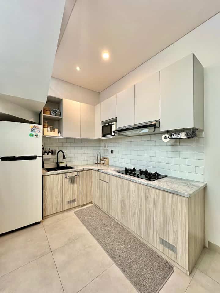 Material dapur di rumah✨
Dapur dirumahku menggunakan material keramik oada backsplash, meja top table bahan marmer whit carara, kabinet doaur menggunakan bahan plywood dengan finishing HPL.
Semua material yang dipilih menyesuaikan dengan budget dan tema rumah. Karena rumah ini modern industrial, maka warna yang dipilih adalah warna netral earth tone, dan kombinasi warna kayu yang masih raw.
Lantai dirumah juga menggunakan warna grey supaya menyatu dengan tema dapur.
#MyDreamKitchen
#IdeDekorDapur
#KitchenMaterials
#Homedecor
#Kitchendecor
#Kitchenstyle
#Kitchenstyling
#KitchenInspo
#Homeinspiration
#ModernIndustrial