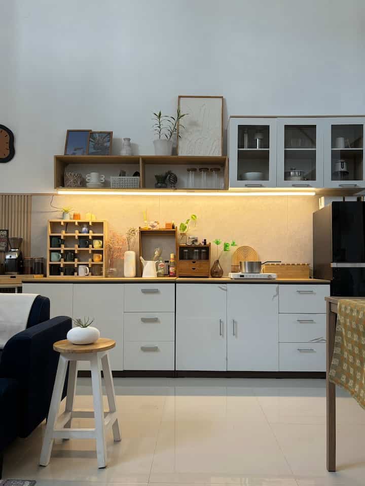 Dapur ini sebenarnya banyak yang merupakan hasil DIY. Seperti backsplash yang terbuat dari papan dengan lapisan kertasive tipe marble. Bagian counter top juga sama, dari papan tebal 1.8 mm dilapis dengan kertasive tipe hemlock.
Meja counter sebenarnya memiliki lebar 40 cm saja, namun setelah ditambah dengan counter top tambahan menjadi 60 cm yang merupakan lebar ideal agar leluasa menyiapkan makanan.
Awalnya sempat khawatir dengan ketahanan material ini terhadap panas. But surprisingly, sudah dipakai lebih dari 2 tahun masih aman dan no scratch. Yay!

#MyDreamKitchen
#IdeDekorDapur
#KitchenMaterials
#kitchenmakeover
#kitchenDIY
#kitchenonbudget