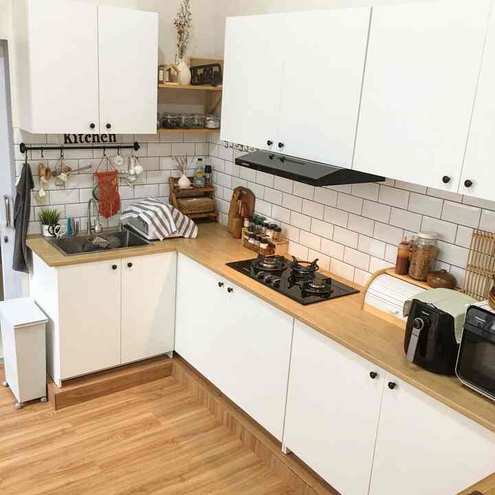 Dapur idaman aku dan satu-satunya yg ada di rumah. Pake kitchen set knoxhult lebih murah, cepet soalnya ga perlu custom, pemasangannya juga dibantu paksu dan tukang bangunan aja.

Untuk lantainya menggunakan vinyl elmo 8058 dengan tebal 2mm. Sofar bagus banget dan ga ada masalah.

#MyDreamKitchen #IdeDekorDapur #KitchenMaterials #kylehome #dapurbersih 