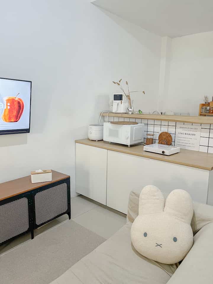 Dapurnya menyatu dengan ruang tamu, 
Saya pakai kabinet dari IKEA ini sudah 5 tahun tapi masih terlihat oke. 

Dan backspacenya saya pakai stiker murah di shopee 11rb. 
 #myDreamKitchen #IdeDekorDapur #Kitchenmaterial