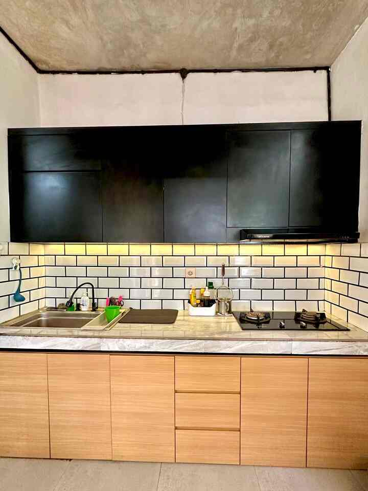 Hi , welcome di kithcen minimalis segaris ☺️

Perjalanan dapur segaris , yang kami ubah total kitchen set nya, lantai sampai dengan bentuk jendela nya ( foto before ada di slide 2 ). 

Karena dapur impian ku adalah mempunyai ventilasi besar keluar agar sirkulasi udara terus berjalan. Tema di dapur pun masih sama yaitu minimalis industrial. Dengan menggunakan warna HPL Black Dove dan Wood pada Kitchenset. Dan lantai granite 60x60 dengan warna abu semen. 

Meja dapur menggunakan cor beton yg atas nya di lapisi granite ukuran 60x120. 

Selain itu, impianku di dapur adalah mempunya sink yang besar, agar mempermudah pencucian alat masak yang besar. Tidak lupa juga di depan jendela dapur kami buat kan meja "warkop" kami menyebutnya, untuk kami santai menikmati makanan yang baru matang dari dapur 🥰 Sekian dulu cerita dari dapur segarisku ♥️

#mydreankitchen #idedekordapur #kitchenmaterials



