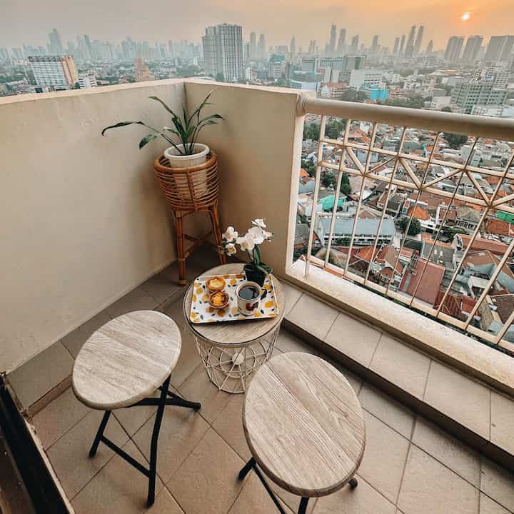 #BalconyView

Ambisinya adalah selalu memiliki balkon yang cukup besar untuk sebuah kursi kecil sehingga ia bisa menjadi anak malam! 🤣🤣

Tapi, balkon inilah yang belum banyak saya "sentuh". Selain harus memikirkan barang apa yang bisa saya pakai, saya juga harus memikirkan bahannya yang tahan air, panas, dan debu. Jadi ya sekarang masih cukup!✨✨

Pada balkon ini saya mengganti keramiknya dengan warna abu-abu agar tidak mudah terlihat kotor. Awalnya keramik berwarna kuning gading sehingga mudah berdebu. Bagi saya, pemilihan warna keramik untuk area balkon penting agar tidak terlihat “basi”. Sesuai dengan namanya, balkon pasti banyak debu, hujan, dan lain-lain. Apalagi jika berada di tempat dengan lantai yang tinggi. 😫😫😫

Lalu saya juga mulai menanam di area balkon, namun tanaman yang saya kelola tidak banyak 🤣. Mudah untuk yang berikutnya menjadi lebih subur. 

 Untuk kursi sebenarnya 1 set dengan meja, yang mana meja tersebut digunakan untuk di dalam ruangan namun tidak digunakan bangkunya. Pada akhirnya, bangku tersebut menjadi area balkon yang benar-benar tangguh! 👍👍👍

“Kalau duduk di balkon, apa tidak takut banyak serangga atau nyamuk yang masuk?” Jangan sedih, aku sudah memberimu kelambu agar kamu bisa leluasa membuka pintu balkon kapan saja. Penting sekali untuk bisa membuka pintu balkon dengan leluasa, karena juga menciptakan ventilasi udara. 

Tampilan bonus slide terakhir dari aplikasi saya!💜💜

#balkon #balconystyle #bubuapato #inspirasibalkon

