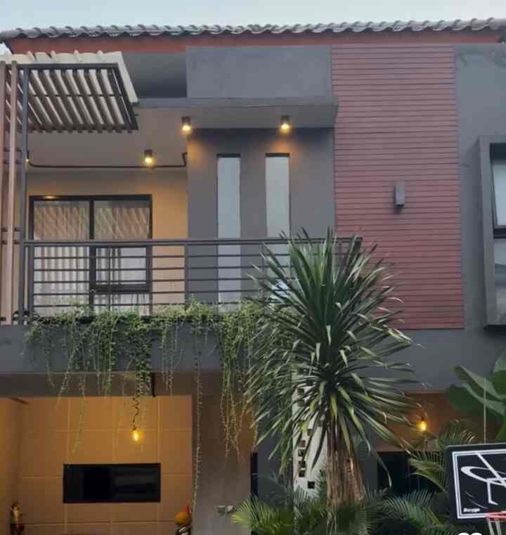 Saat pertama kali membeli rumah tersebut, saya bahkan tidak terpikir untuk mengubah fasad apalagi merenovasinya, sehingga saat pertama kali mendapatkan rumahnya, fasad tersebut masih dibawa oleh developer, setidaknya dengan penambahan kanopi di bagian dalamnya. garasi dan di depan pintu masuk. Kanopi garasi standar menggunakan material kaya gipsum, sedangkan bagian depan pintu masuk menggunakan material kaya membrame yang biasa digunakan di kafe. Cukup awet, umur lebih dari 5 tahun, tidak retak, tidak sobek 


#Facadestyle #Materialfasad #Inspirasifasad #renaiput #industrialstyle #fasadminimalis #interiormodern 
