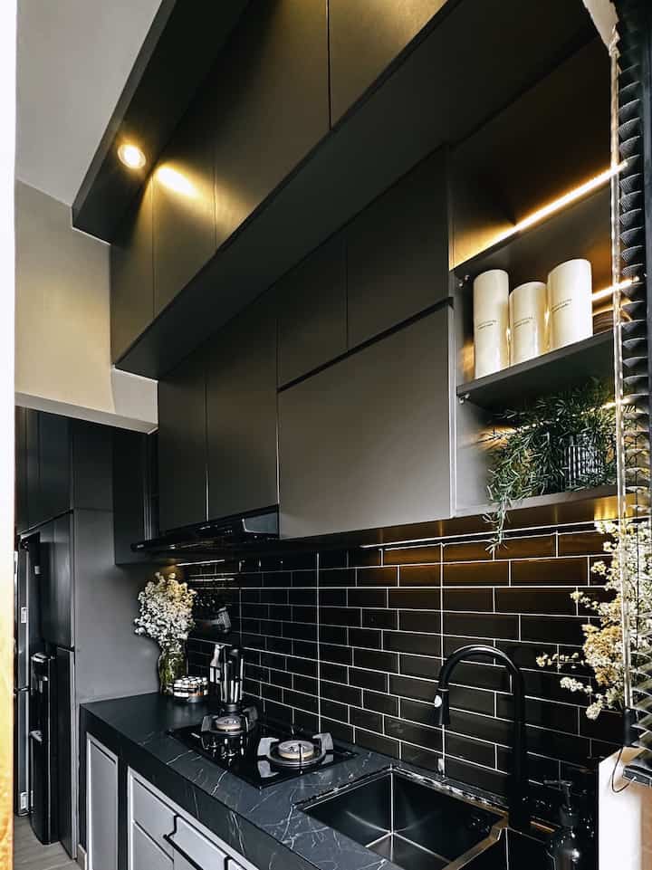 Material yang digunakan di kitchen kami untuk Toughtop menggunakan granit bahan batu alam yang tahan lama, tahan goresan dan tahan panas. 
Backsplash dengan warna gelap Ini memberikan kilau dan tekstur pada dinding kitchen. 

Kabinet yang digunakan kombinasi dark grey dan light grey dapat memberikan kesan elegan dan dramatis, karena lantai kami berwarna terang, kabinet gelap memberikan kontras yang menarik.

Pertimbangkan dalam pemilihan material, kepraktisan, dan tentunya anggaran. Kalo kalian suka tampilan elegan dan ingin menghindari noda, backsplash hitam bisa menjadi pilihan yang menarik. Penyuka gaya modern, kabinet gelap bisa menjadi pilihan yang menarik dan pastikan selaras dengan seluruh desain dapur.

#mydreamkitchen
#idedekordapur
#kitchenmaterials
