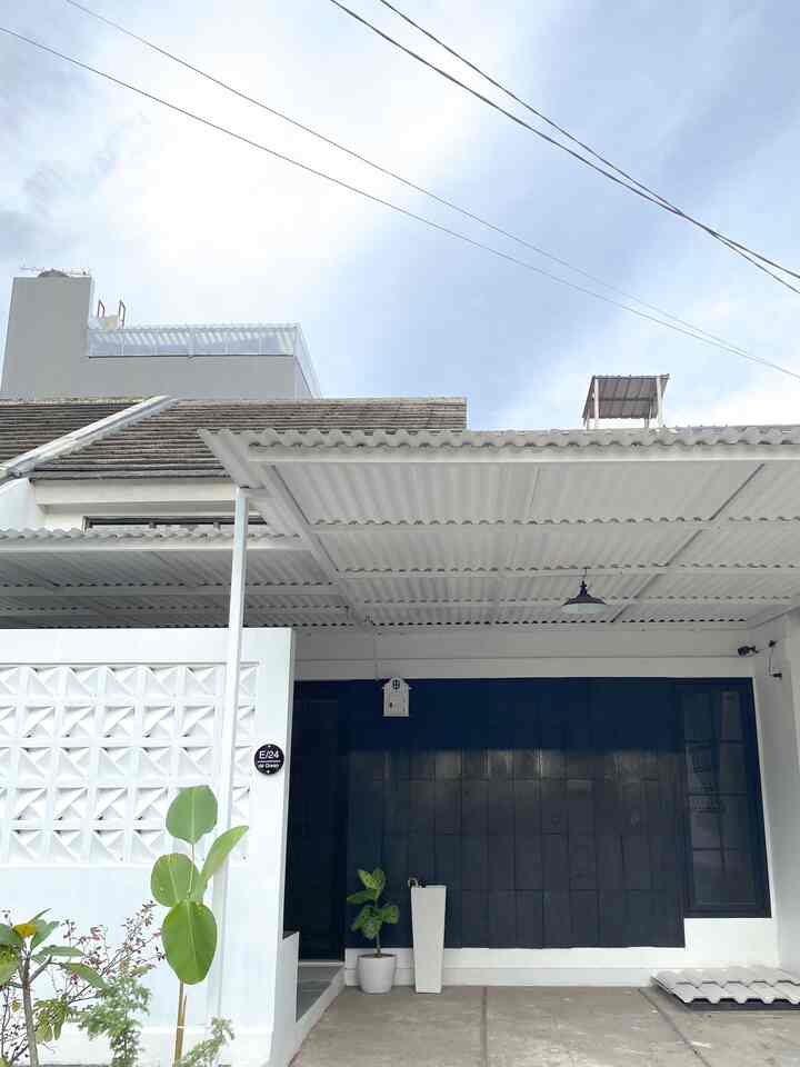 Fasad dirumah kami merupakan fasad bawaan dari pemilik rumah sebelumnya, disini kami hanya menambahkan roster dan juga mengubah warna dari fasad rumah yg sebelumnya berwarna merah. Untuk material dinding fasad menggunakan batu alam berwarna cokelat untuk awalnya tapi kami cat dengan berwarna hitam, kemudian untuk jendela kami rubah dari kusen kayu ke alumunium agar lebih tahan lama. Untuk area carportnyaa pun belum ada perubahan apapun. 
Semogaa terinspirasi untuk yang fasad rumahnyaa masih bawaan developer ataupun rumah lama ☺️

#FacadeStyle
#MaterialFasad
#InspirasiFasad