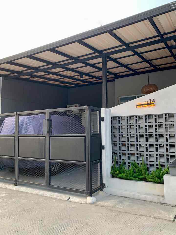 —Fasade

Sebenarny fasad #AThouse masih bawaan developer hanya saja ditambah dengan pagar dan kanopi serta roaster dan dinding yang kami buat diagonal supaya terlihat unik.
Jika dilihat secara keseluruhan style fasad ini adalah industrial didukung dengan pagar expanded, kanopi, serta dinding dengan aksen tali air.


#FacadeStyle #MaterialFasad #InspirasiFasad #TinyHome #Rumahdeveloper