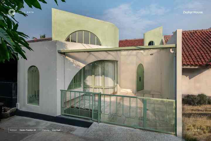 Halo keluarga @zenhouse.id!

Kemarin MinZen udah sharing soal history fasad. Nah jadi kalo pengen arsitek desain fasad yang oke itu kita harus apa sih?

First thing first, tentu kita perlu diskusi dulu sama pasangan. Pengennya mengusung tema apa rumahnya. Suka dengan style rumah seperti apa. Setelah sepakat, keluarga @zenhouse.id bisa mulai cari referensi gambar yang sekiranya tuh bisa mewakili. Kalau mamaca dan papaky kemarin cari-cari di Pinterest.
Bisa dimapping mulai dari fasad, carport, dapur, livingroom, kamar tidur, kamar mandi, laundry room, dll.

Dulu, mamaca dan papaky bikinin semacem home guideline yang isinya kumpulan referensi desain yang diinginkan. Baik dari sisi bentuk, warna, hingga material. Bisa check di slide 2 ke belakang ya. Karena semakin detail keinginan kita, arsitek bisa lebih kebayang kira-kira harus menggambar seperti apa.

Lalu sebelum deal dengan konsep fasad seperti sekarang, kami diberi 2 pilihan, dominan warna putih dan menggunakan roster. Lebih rumit dan banyak bidang lengkung. Namun opsi ini membutuhkan waktu lebih lama kalau dibandingkan dengan fasad yang kami pilih sekarang.

Lagi-lagi, ini bisa disesuaikan dengan kebutuhan dan timeline dari keluarga @zenhouse.id 🥰🫶🏻

Kira-kira, besok pengen dispill apalagi nih?

#FacadeStyle #MaterialFasad #InspirasiFasad #homeinspo #inspofasad #zenhouse #rumahminimalis