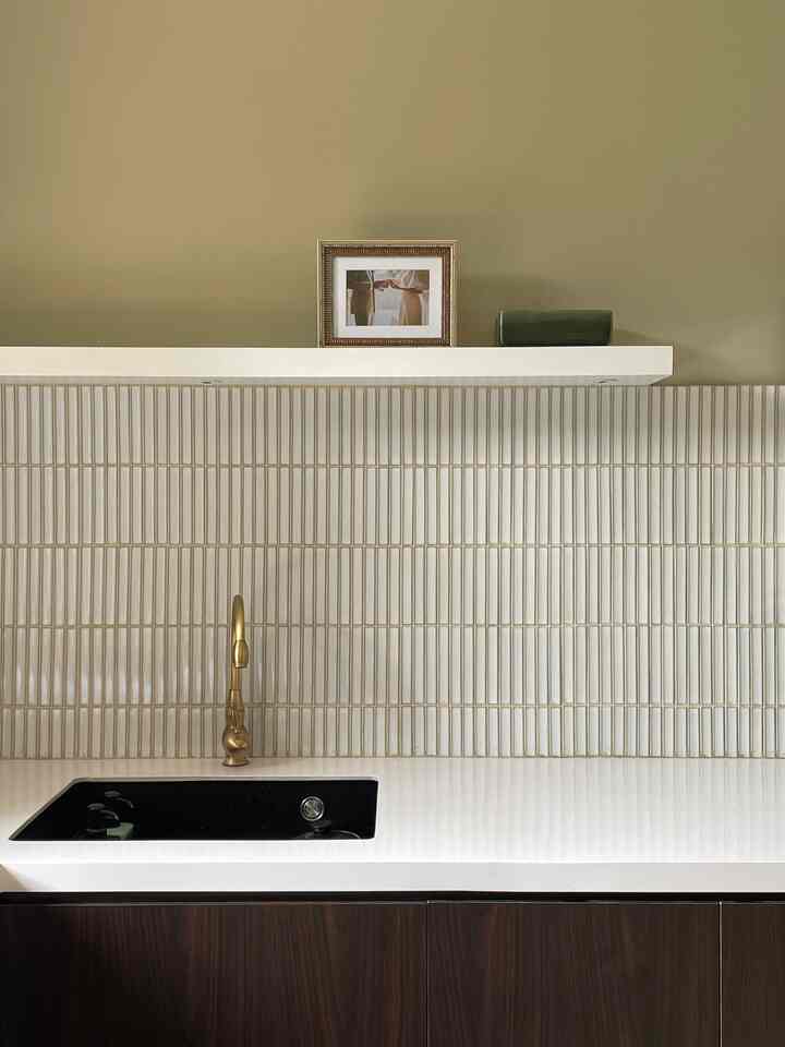 ira's dream kitchen ✨

 Mengingat dapur ini menyatu dengan ruang tamu, kami mendesainnya sedemikian rupa sehingga terlihat seperti dekorasi fungsional dengan sentuhan gaya Jepang vintage 🎀🪄

Semua perabotan dapur kami simpan di kabinet bagian bawah, sehingga kami tidak memerlukan kabinet atas

Untuk desainnya, Odi sepenuhnya mempercayakan kepada Ira. Pemilihan backsplash, solid surface, dan warna HPL benar-benar sesuai dengan selera Ira ✨

yap disini lah ira banyak me time. dimana jantung rumah ini berada 🤎

#MyDreamKitchen 
#IdeDekorDapur 
#KitchenMaterials
