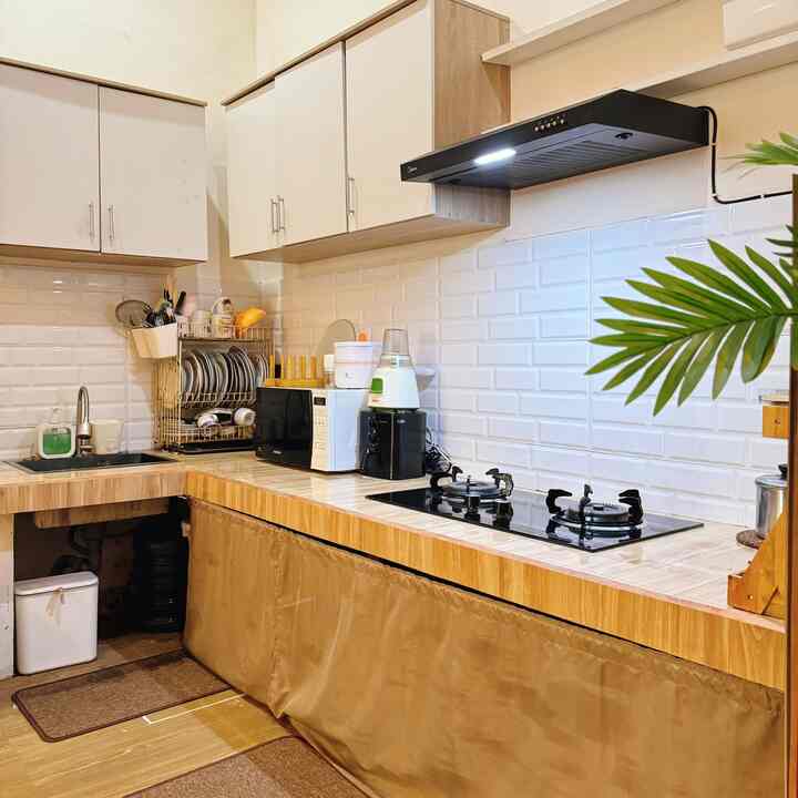Its my dream kitchen 😁🥰✨

Bisa dilihat di slide kedua adalah penampakan dapur sebelum kurubah 😁🫣

Dan jadilah Suasana dapur yang impianku adalah mendapatkan warna yang cerah, yang senada dan ku putuskan dengan nuansa putih - coklat dan tambahan printilan hitam/silver/hijau(tanaman hias)

#mydreamkitchen 
#idedekordapur 
#kitchenmaterias



